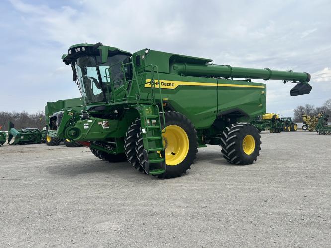 John Deere S7 700