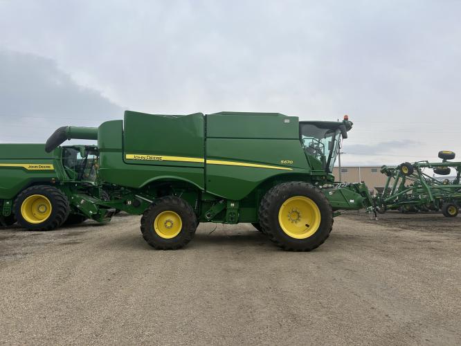 John Deere S670