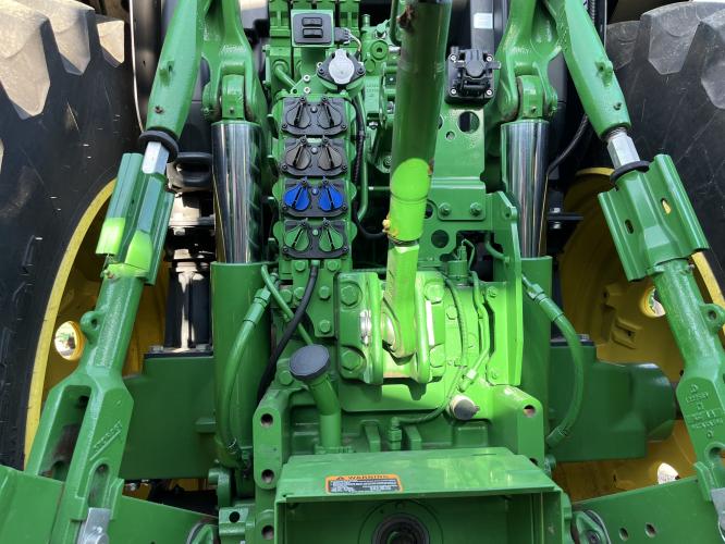 John Deere 6215R