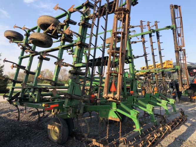 John Deere 2210