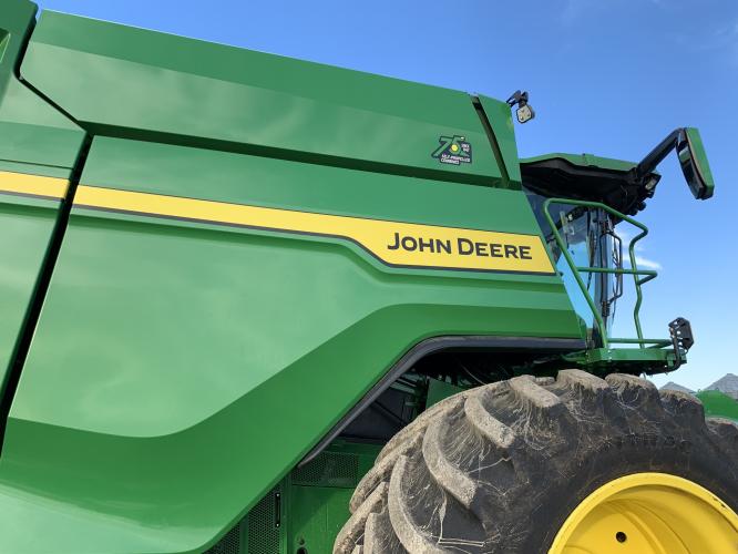 John Deere X9 1100
