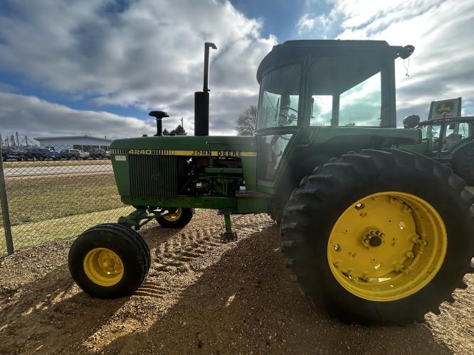 John Deere 4240