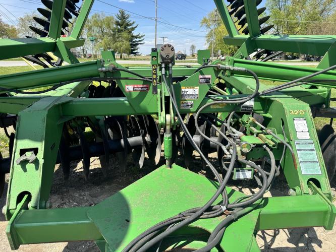 John Deere 637