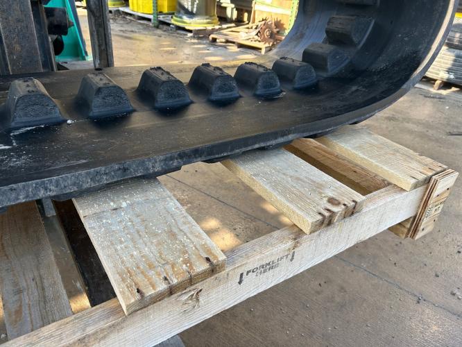 John Deere R571656 - 24" front  TRACK 8RX