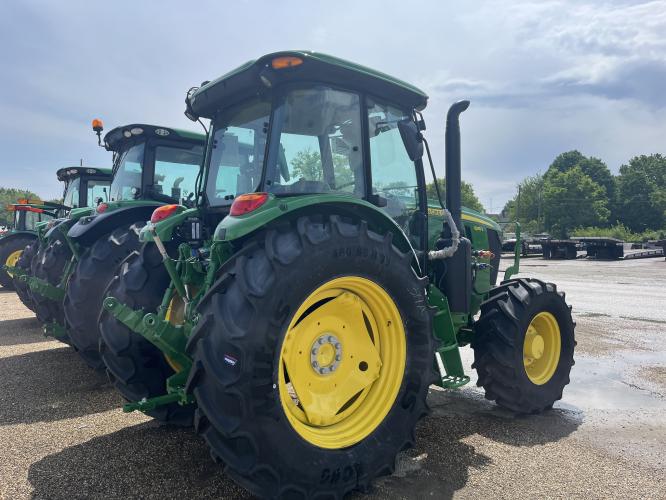 John Deere 6135E
