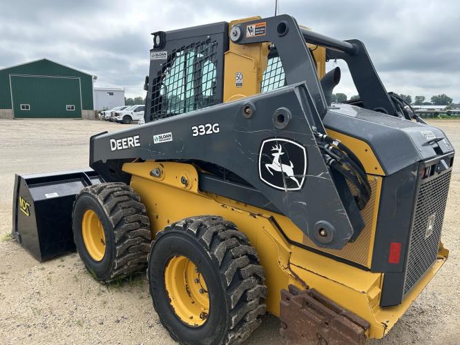 John Deere 332G