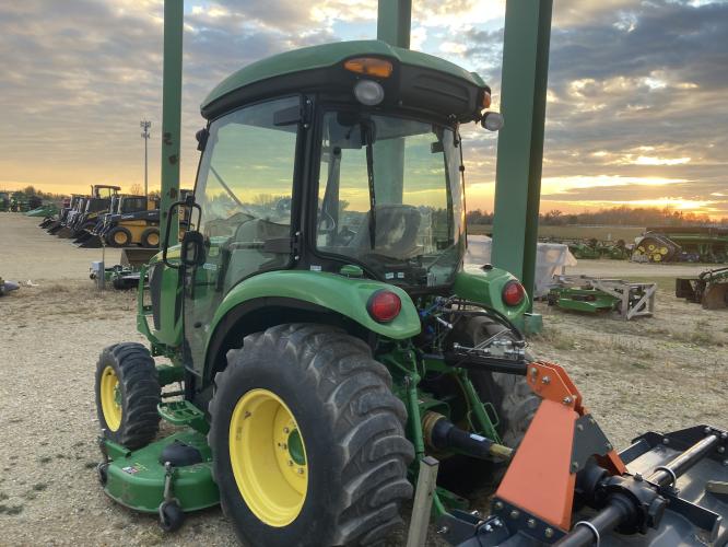 John Deere 3046R