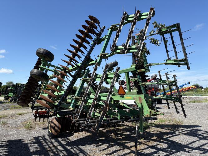John Deere 637