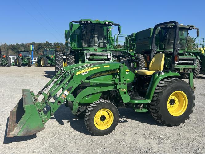 John Deere 3320
