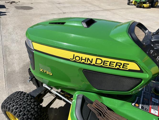 John Deere X739