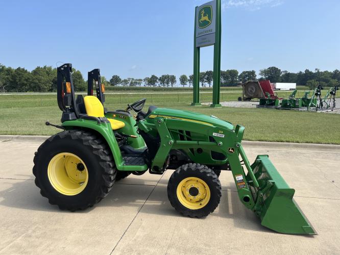 John Deere 3032E