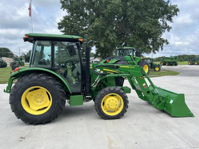 John Deere 5055E