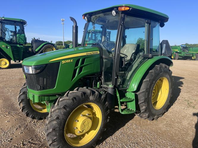 John Deere 5055E