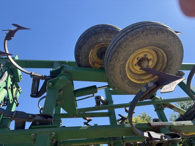 John Deere 2210