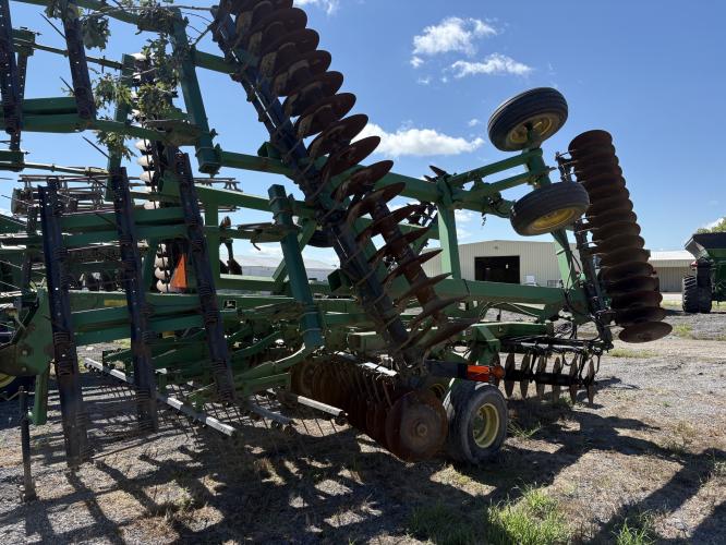 John Deere 637
