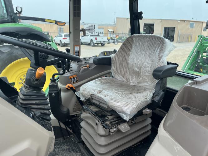 John Deere 6135E