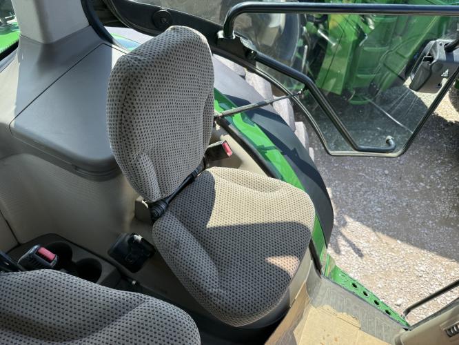 John Deere 8235R