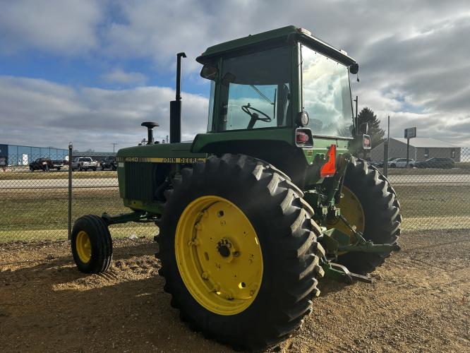 John Deere 4240
