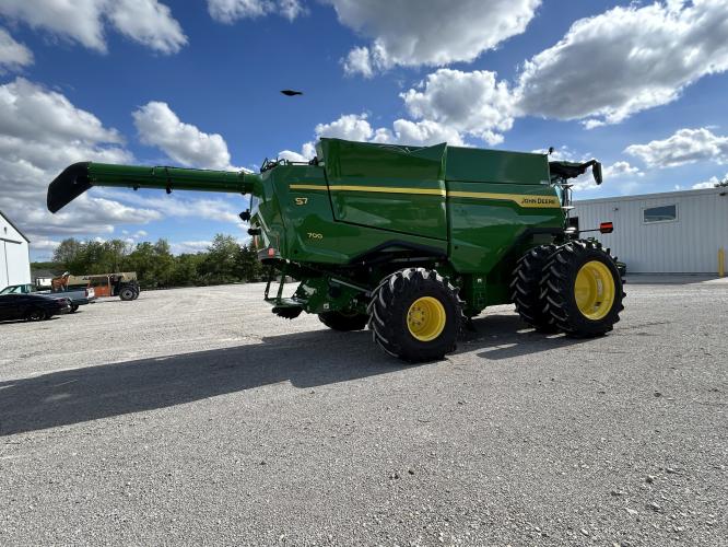 John Deere S7 700