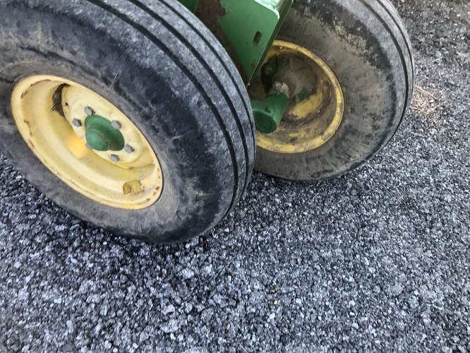 John Deere 2210