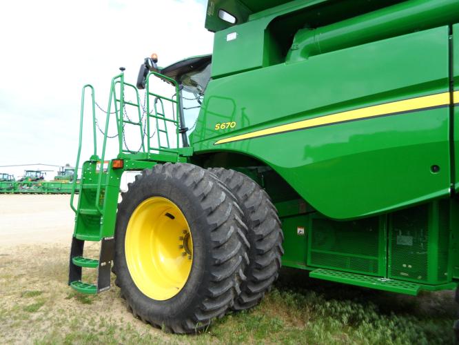 John Deere S670