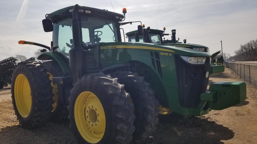John Deere 8235R