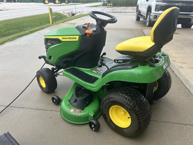 John Deere S140