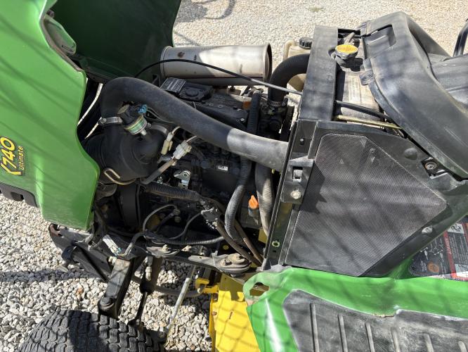John Deere X740