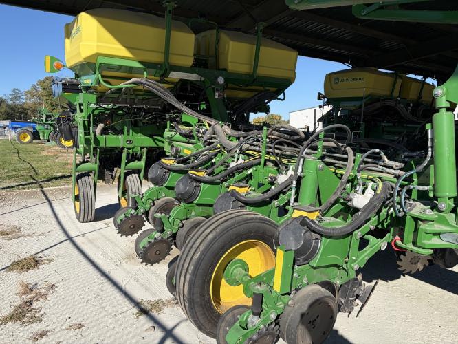 John Deere 1775