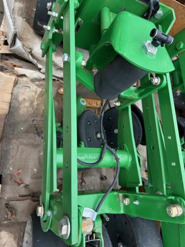 John Deere XP row unit w/ closing wheels, long arms, eset meter w/ Row clutches