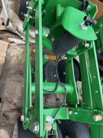 John Deere XP row unit w/ closing wheels, long arms, eset meter w/ Row clutches