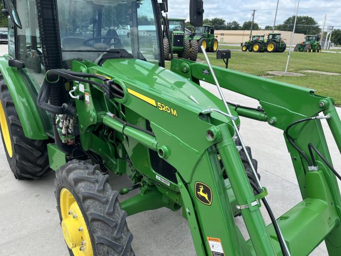 John Deere 5055E