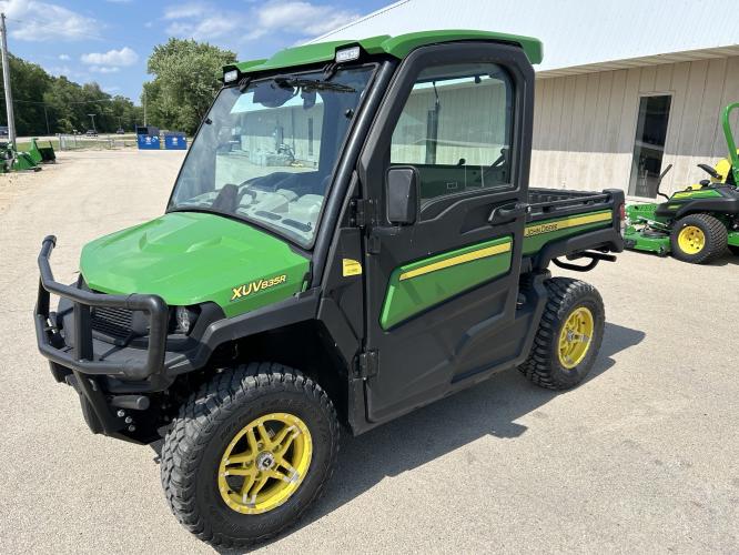John Deere 835R