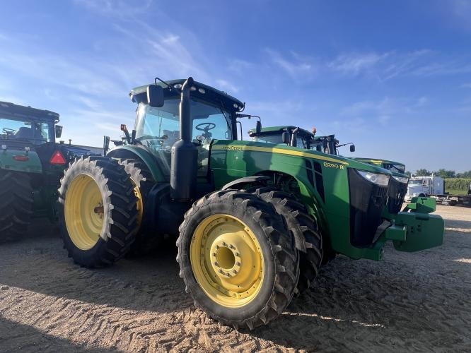 John Deere 8260R