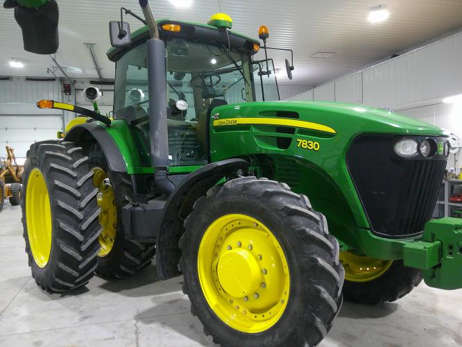 John Deere 7830