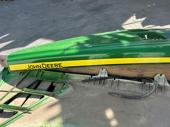 John Deere RE262566 HOOD