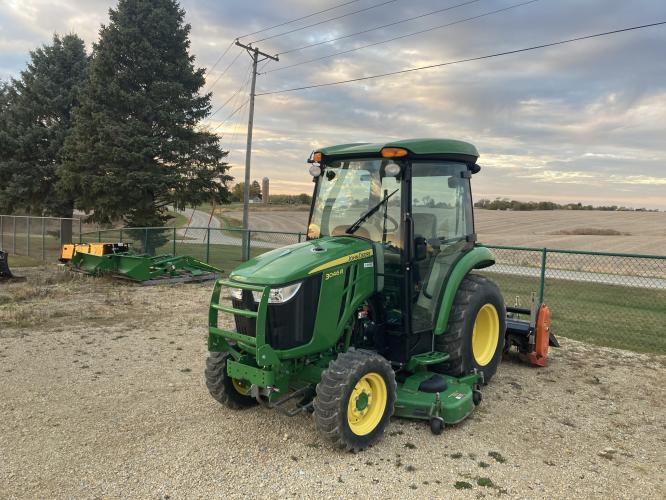 John Deere 3046R
