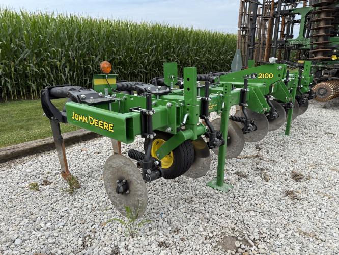 John Deere 2100