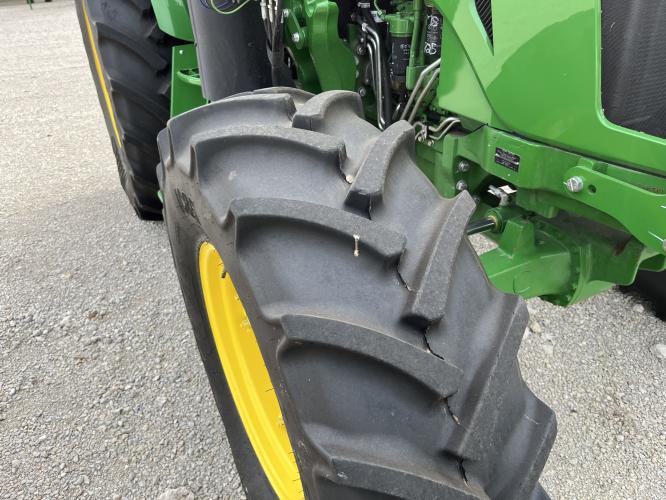 John Deere 6135E