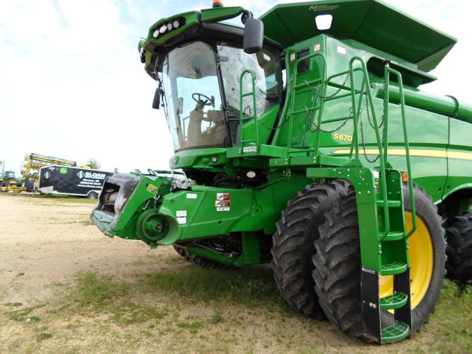 John Deere S670