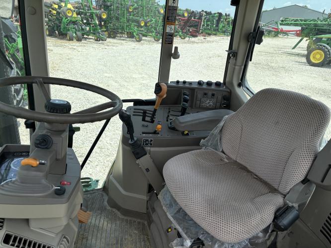 John Deere 6125M