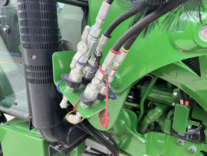 John Deere 5055E