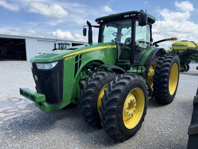 John Deere 8235R