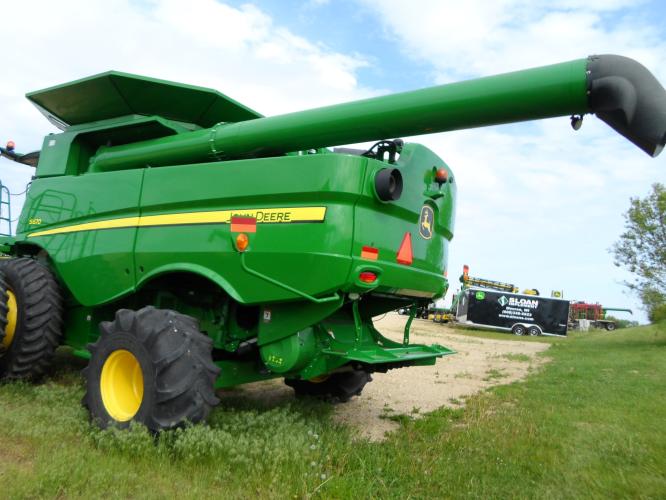 John Deere S670