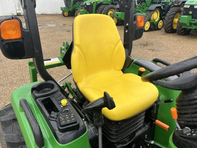 John Deere 3046R