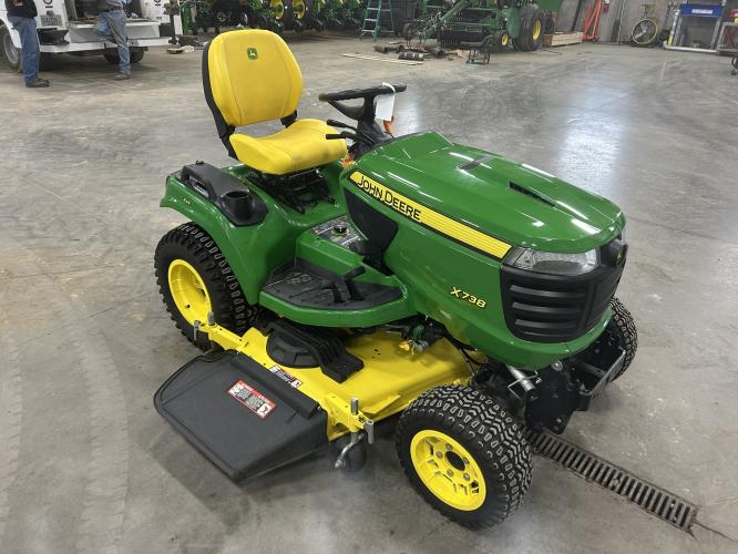 John Deere X738