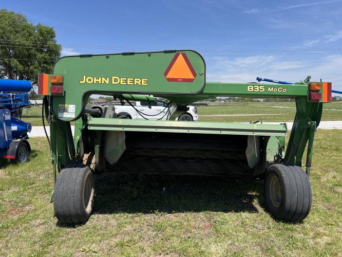 John Deere 835