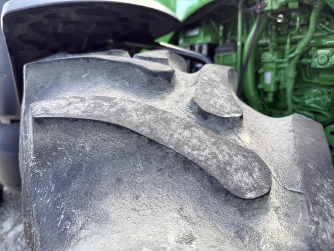 John Deere 8235R
