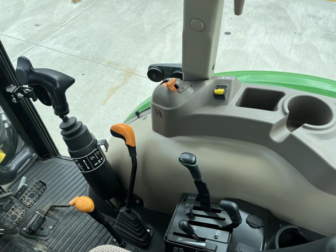 John Deere 5055E