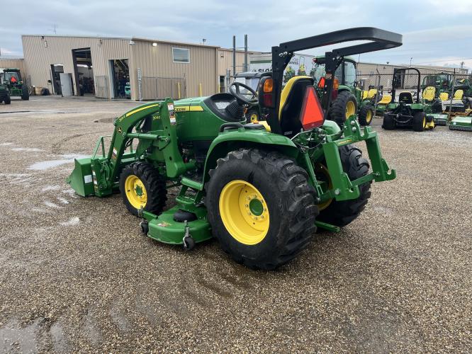 John Deere 3046R